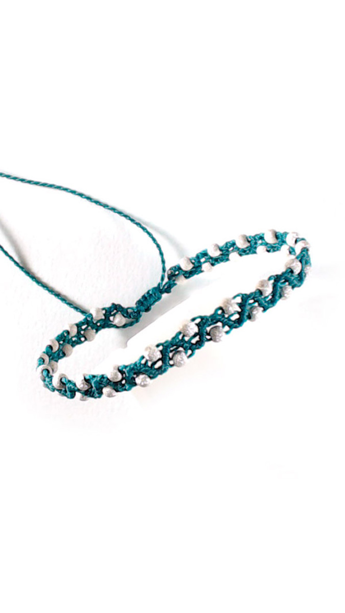 Schema micro del braccialetto Macrame con perline diamantate e filo Linhasita 925