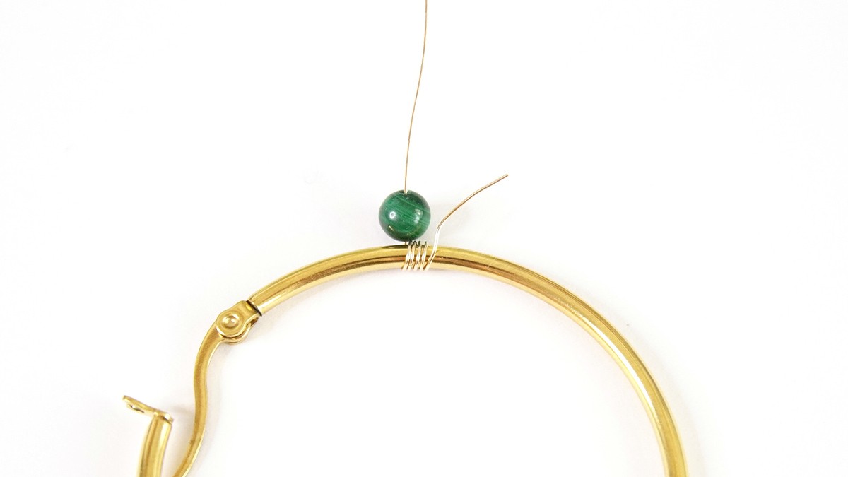 Creoli con perle di pietra malachite naturale : Tappa 1 Creoli con perle di pietra malachite naturale : Tappa 1