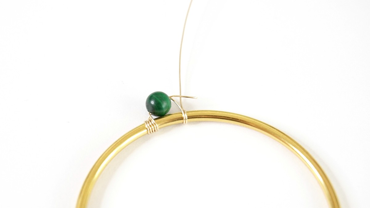 Creoli con perle di pietra malachite naturale : Tappa 2 Creoli con perle di pietra malachite naturale : Tappa 2