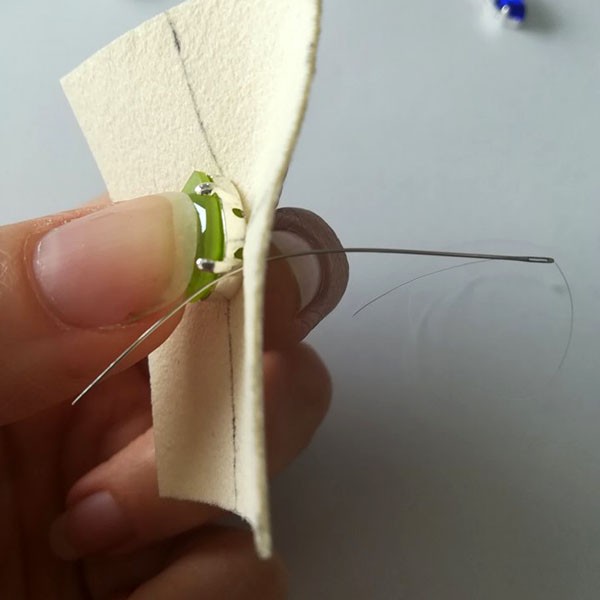 Orecchini cabochon PureCrystal blu maestoso, ranuncolo e lime : Tappa 5 Orecchini cabochon PureCrystal blu maestoso, ranuncolo e lime : Tappa 5