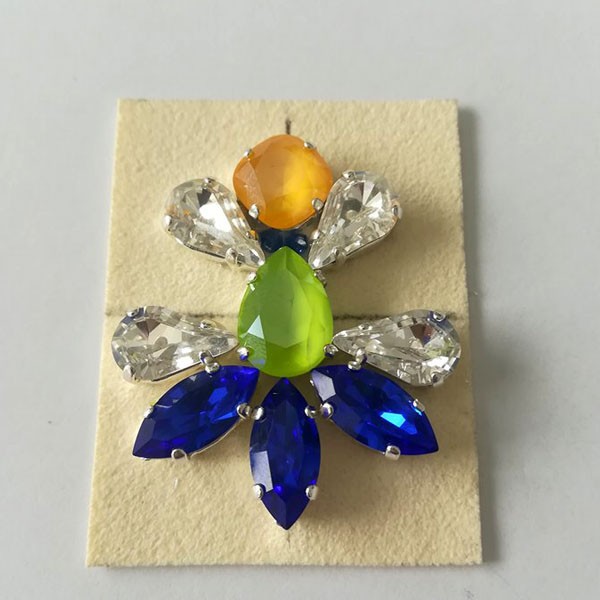 Orecchini cabochon PureCrystal blu maestoso, ranuncolo e lime : Tappa 11 Orecchini cabochon PureCrystal blu maestoso, ranuncolo e lime : Tappa 11