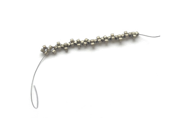 Orecchini fai da te con cristalli PureCrystal e perle di vetro Miyuki Delicas : Tappa 2