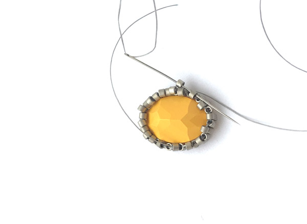 Orecchini fai da te con cristalli PureCrystal e perle di vetro Miyuki Delicas : Tappa 4