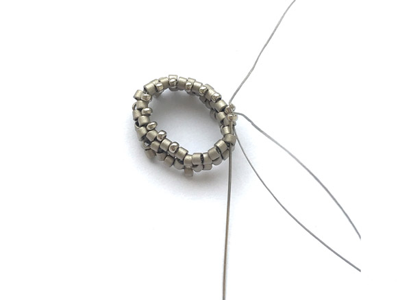 Orecchini fai da te con cristalli PureCrystal e perle di vetro Miyuki Delicas : Tappa 5