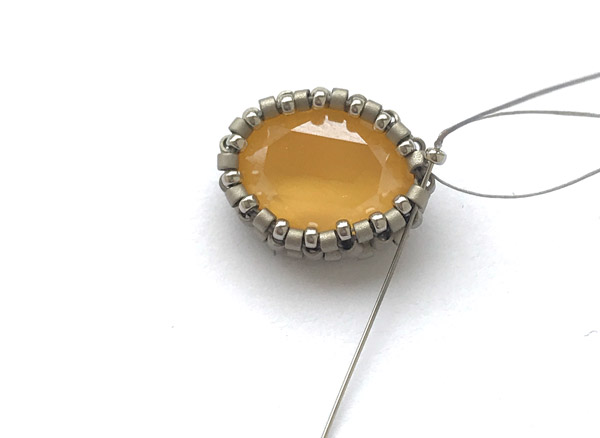 Orecchini fai da te con cristalli PureCrystal e perle di vetro Miyuki Delicas : Tappa 7