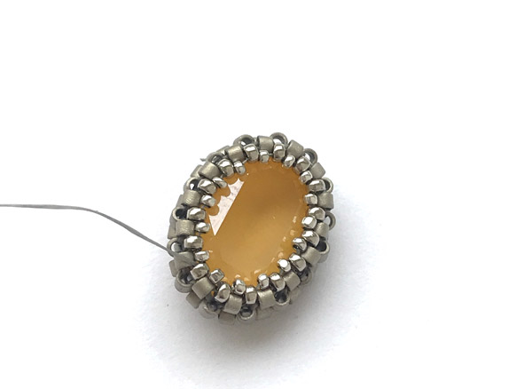 Orecchini fai da te con cristalli PureCrystal e perle di vetro Miyuki Delicas : Tappa 8