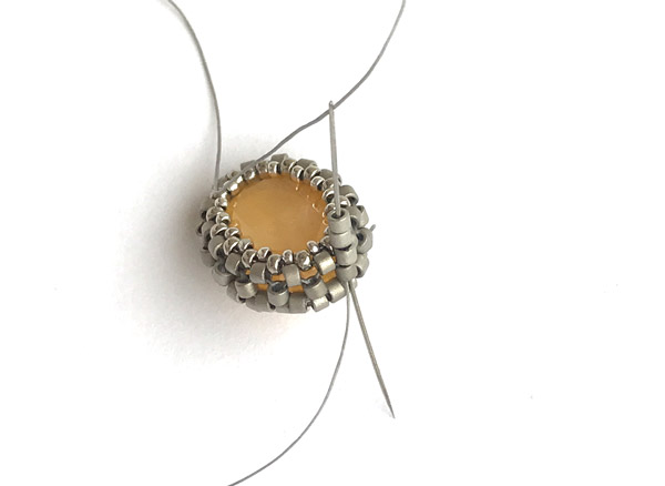 Orecchini fai da te con cristalli PureCrystal e perle di vetro Miyuki Delicas : Tappa 9