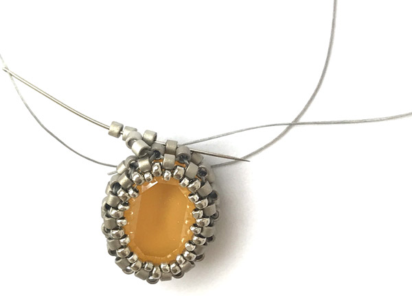 Orecchini fai da te con cristalli PureCrystal e perle di vetro Miyuki Delicas : Tappa 10