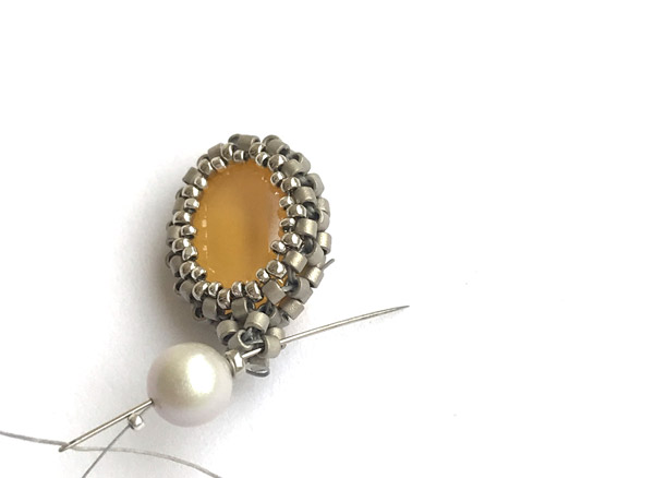 Orecchini fai da te con cristalli PureCrystal e perle di vetro Miyuki Delicas : Tappa 12