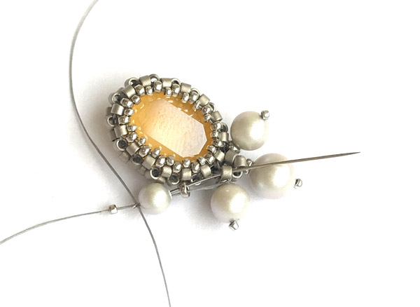 Orecchini fai da te con cristalli PureCrystal e perle di vetro Miyuki Delicas : Tappa 15