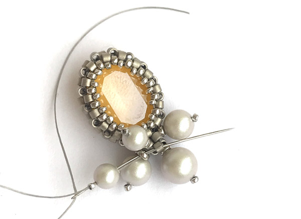 Orecchini fai da te con cristalli PureCrystal e perle di vetro Miyuki Delicas : Tappa 16