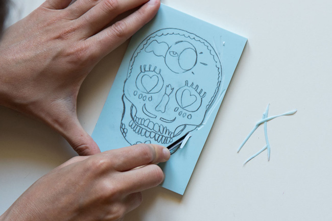 Fai da te: cartolina con teschio “calavera mexicana” e timbro in gomma intagliato a mano : Tappa 3 Fai da te: cartolina con teschio “calavera mexicana” e timbro in gomma intagliato a mano : Tappa 3