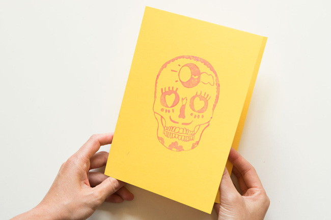 Fai da te: cartolina con teschio “calavera mexicana” e timbro in gomma intagliato a mano : Tappa 6 Fai da te: cartolina con teschio “calavera mexicana” e timbro in gomma intagliato a mano : Tappa 6