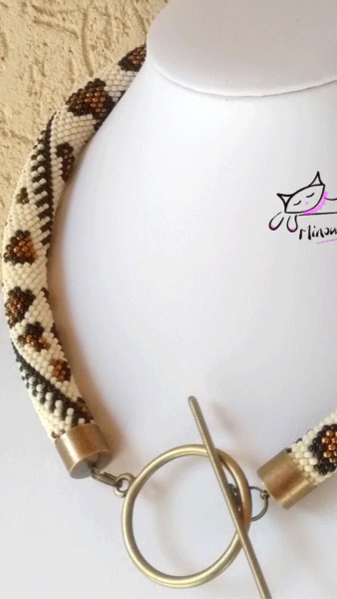 Schema Collana a spirale all&#39;uncinetto in fantasia di leopardo strass a maglia stretta