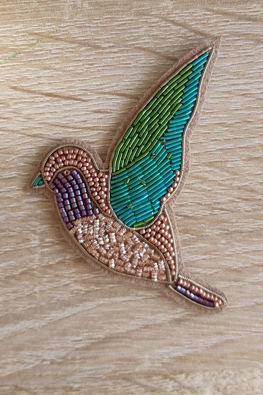 Schema Fai da te Spilla uccello ricamata in oro con cannetille e jaseron di Dame Moustache Schema Fai da te Spilla uccello ricamata in oro con cannetille e jaseron di Dame Moustache