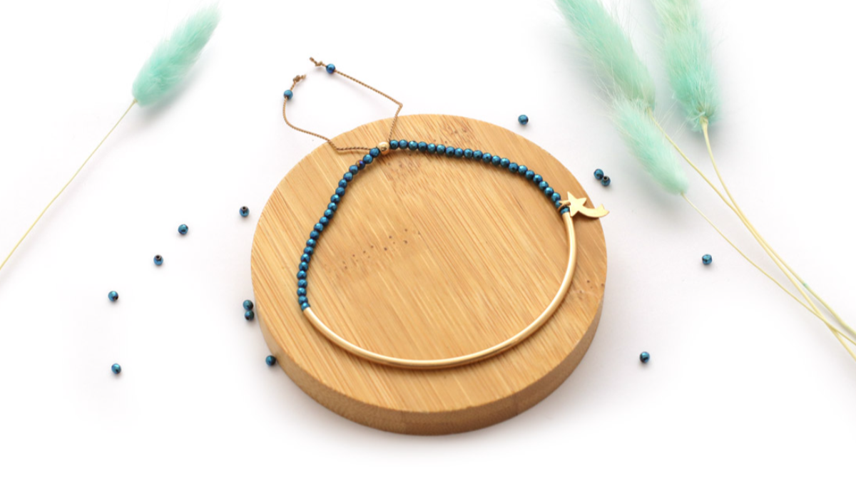 Bracciale a mezzo anello pieno d'oro con ematiti blu e stella cadente