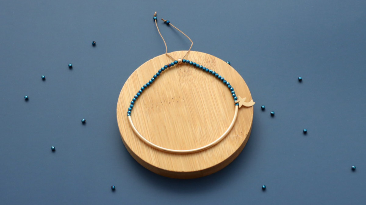 Schema Bracciale a mezzo anello pieno d'oro con ematiti blu e stella cadente Schema Bracciale a mezzo anello pieno d'oro con ematiti blu e stella cadente