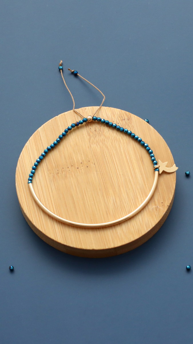 Schema Bracciale a mezzo anello pieno d'oro con ematiti blu e stella cadente Schema Bracciale a mezzo anello pieno d'oro con ematiti blu e stella cadente