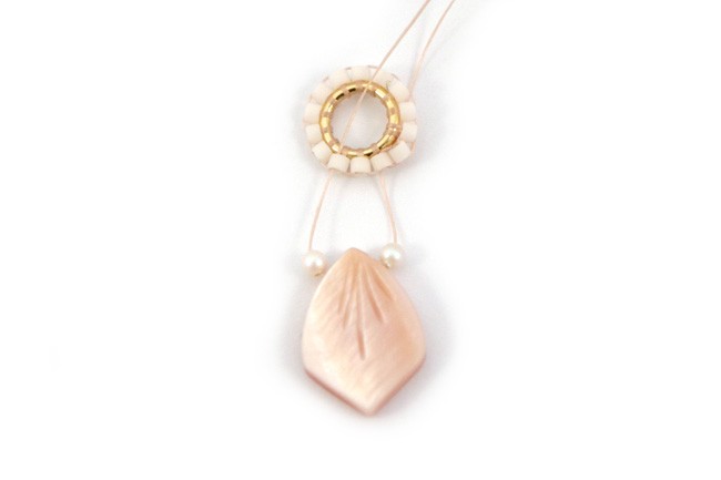 Fai da te: orecchini a forma di fiore in madreperla con perle Miyuki e PureCrystal : Tappa 4 Fai da te: orecchini a forma di fiore in madreperla con perle Miyuki e PureCrystal : Tappa 4