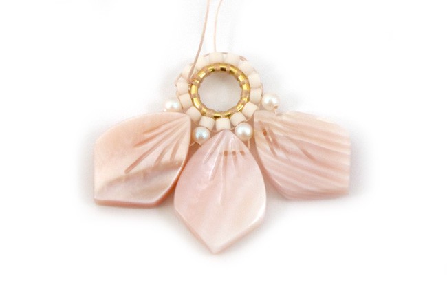 Fai da te: orecchini a forma di fiore in madreperla con perle Miyuki e PureCrystal : Tappa 5 Fai da te: orecchini a forma di fiore in madreperla con perle Miyuki e PureCrystal : Tappa 5
