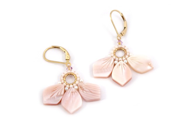 Fai da te: orecchini a forma di fiore in madreperla con perle Miyuki e PureCrystal : Tappa 6 Fai da te: orecchini a forma di fiore in madreperla con perle Miyuki e PureCrystal : Tappa 6
