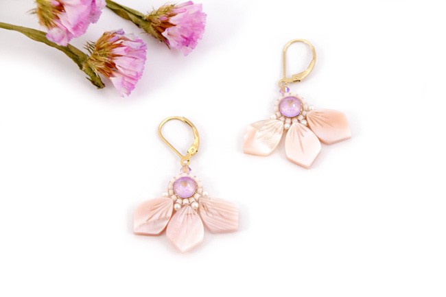 Fai da te: orecchini a forma di fiore in madreperla con perle Miyuki e PureCrystal : Tappa 8 Fai da te: orecchini a forma di fiore in madreperla con perle Miyuki e PureCrystal : Tappa 8