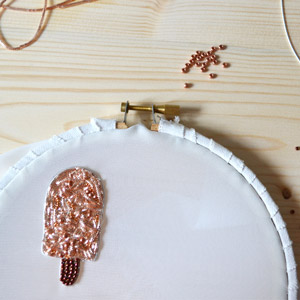 Tutoriel DIY broderie d'or broche cornet de glace en cannetille et rocailles