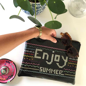 Tutoriel DIY facile pochette en tissu vinyle perfor&eacute; Hello Sommuer par Caro Tricote